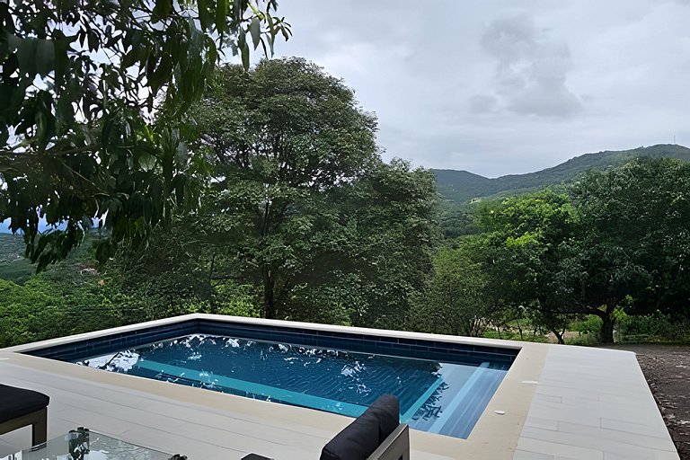 Casa con piscina rodeada de verde en Anapoima